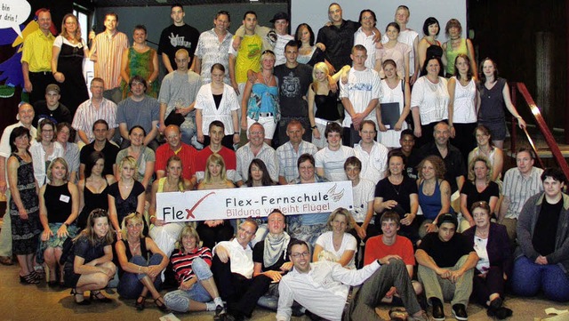 Die glcklichen Absolventen der Flex-F... und dem Schulleiter zum Gruppenfoto.   | Foto: meike zorn