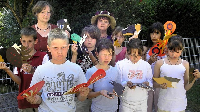 Schler der zelgschule mit zerstrten Holzfiguren 