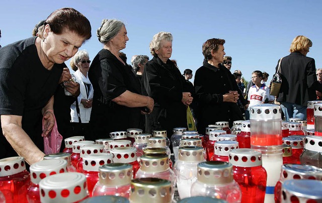 Frauen aus Vukovar znden Grablichter ...n ihre ermordeten Shne und Enkel an.   | Foto: AFP