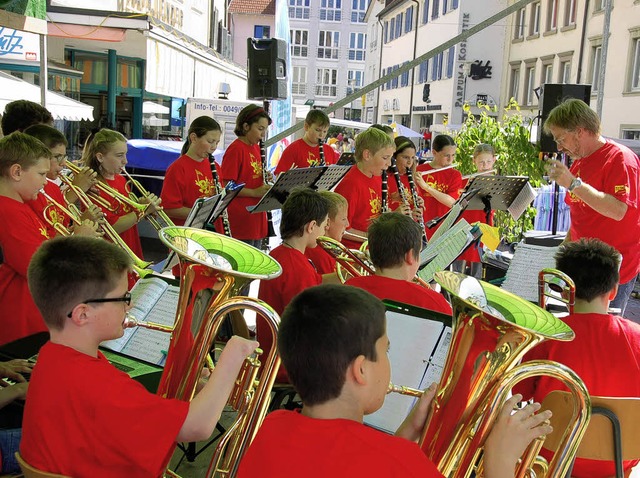 Die Blserklassen der Friedrich-Ebert-Schule musizieren beim Sommermarkt.   | Foto: Hermann Jacob