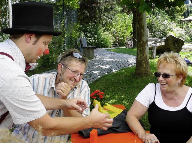 Clownerien im Grnen: Auch das gehrt ... Sommerfest des Markus-Pflger-Heims.   | Foto: Jana Kapitz