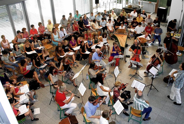 Groes Aufgebot: Der SEL-Chor bei der Probenarbeit mit Orchester.  | Foto: SCHULE