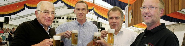 Da fliet es wieder, das Stcklebier, ...ortlichen frs Bockbierfest stoen an. 