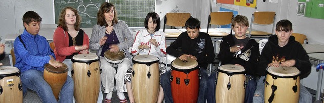 Die achte Klasse der Hohenlupfenschule...nte Trommel-Performance am Schulfest.   | Foto: Noeske