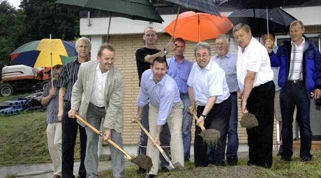 Symbolischer Spatenstich (von links): ...dsvorsitzender Werner Bundschuh <?ZE?>  | Foto: Volker mnch