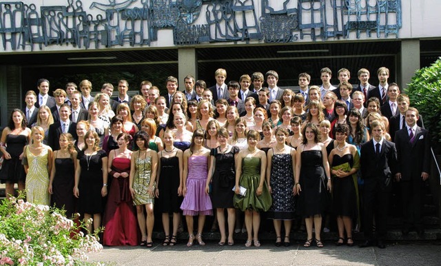 Abschiedsfoto:  die 81 Abiturienten de...en vor dem Haupteingang der Schule      | Foto: privat