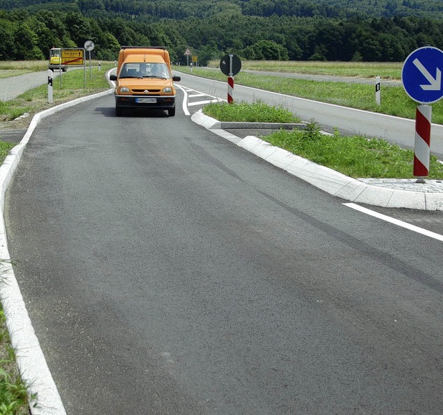 Als besonders stabil erweist sich der Granitstein am Fahrbahnrand.   | Foto: Tanja Bury