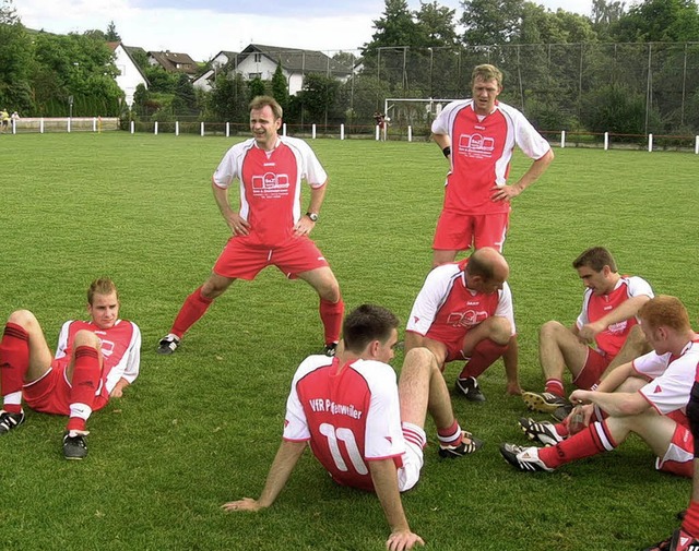 Beim Lokalderby hlinsweiler gegen  Pf...er) mit von der Partie (hinten links).  | Foto: franz  Hilger