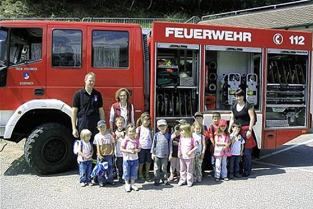 Kinder besuchen die Feuerwehr
