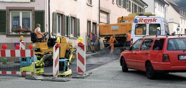 Eng wird&#8217;s  trotz Einbahnregelun...ahn erhlt endlich einen neuen Belag.   | Foto: Hary Wickert