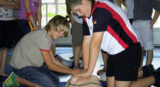 Die Siebtklssler  der Wilhelm-Hildenb...e bten auch Herzmassage und Beatmung.  | Foto: benjamin Bohn