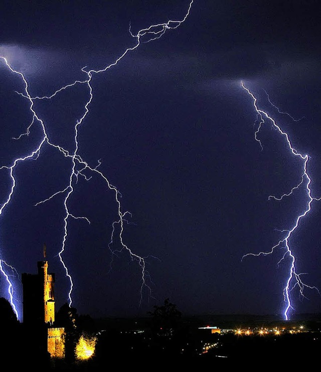 Blitze knnen  groe Schden anrichten...nberger Schloss im Vordergrund zeigt.   | Foto: Peter Heck