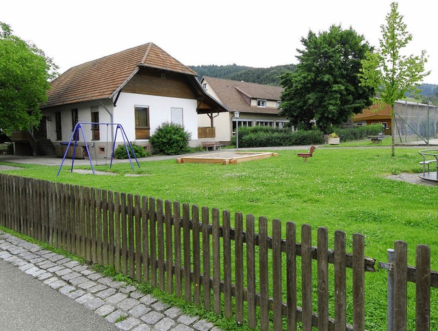 Der Spielplatz bleibt &#8211; vorerst,...Gemeindehauses ist in Frage gestellt.   | Foto: michael bamberger