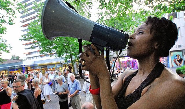 Mit Megafon wird zum Festival geladen:...he Shout auf dem Lrracher Marktplatz   | Foto: barbara Ruda