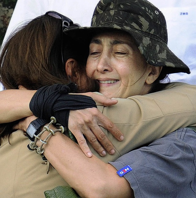 Rckkehr ins Leben: Ingrid Betancourt wird von ihrer Mutter begrt.   | Foto: AFP