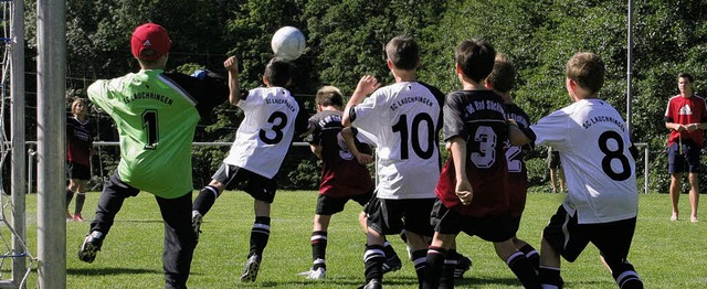 Mit viel Engagement  kmpften die jungen Nachwuchskicker um  jeden Punkt.   | Foto: Birgit Rde