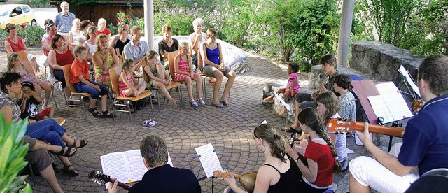 Der Nachwuchs des Gitarren- und Mandol...Vorspiel im Pavillon der Grundschule    | Foto: Roland Vitt