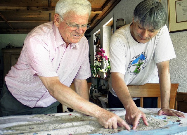 Winfried Meyer und Helmut Eitenbenz im Gesprch an einer Karte von Venezuela  | Foto: Ruth Seitz