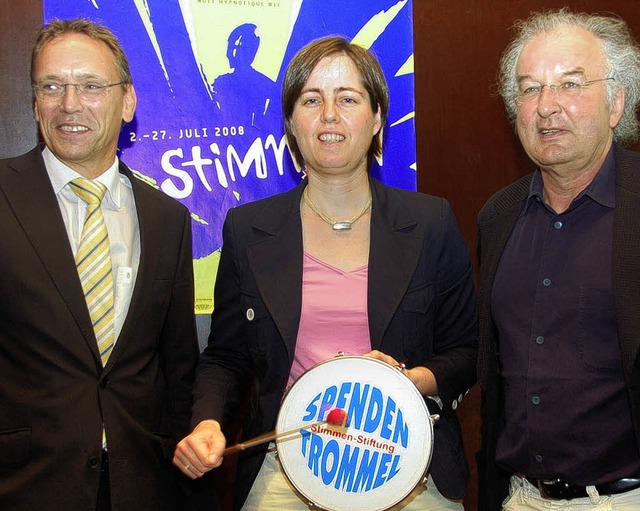 Trommeln fr die Stimmen-Stiftung: Spa...ne Pum und Helmut Brgel vom Burghof.   | Foto: Adam