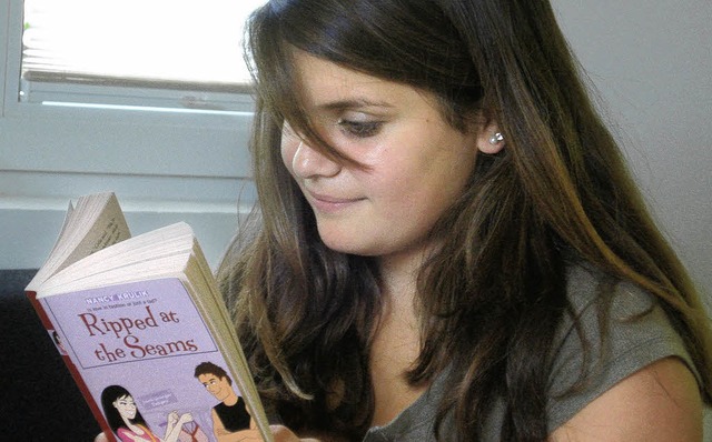 Olivia Feldheim liest mit Vorliebe englischsprachige Bcher. <?ZP?>  | Foto: Niklas Ehrentreich