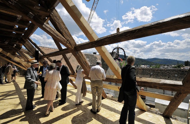 Richtfestgste auf dem eigens eingezog...oden, darber die historischen Balken   | Foto: Ingo Schneider