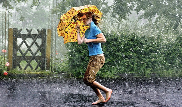 Auch das ist Sommer: Morgens in kurzer...i Blitz, Donner und Hagel nach Hause.   | Foto: dpa