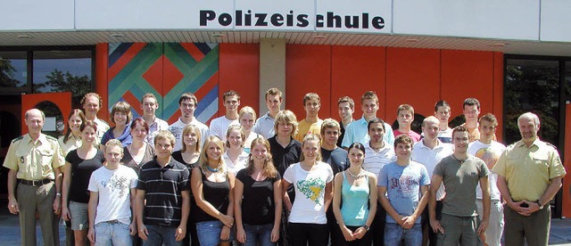 Die neuen Berufsanfnger  mit Polizeih...ptkommissar Rdiger Kaminski (rechts).  | Foto: polizei