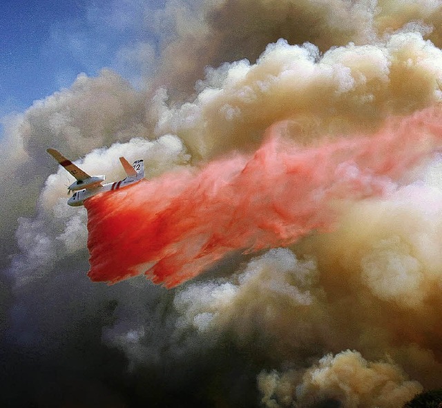 Ein Lschflugzeug wirft ber kalifornischen Wldern feuerhemmende Stoffe ab.   | Foto: AFP