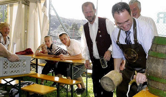 Die drei Hammerschlge saen zwar ganz...essing-Zapfhahn richtig zu schlieen.   | Foto: Heidi Fssel