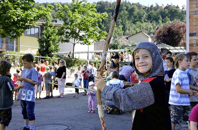 Wie man sich das Mittelalter eben so  ...Robin Hoods auch mit Pfeil und Bogen.   | Foto: breithaupt