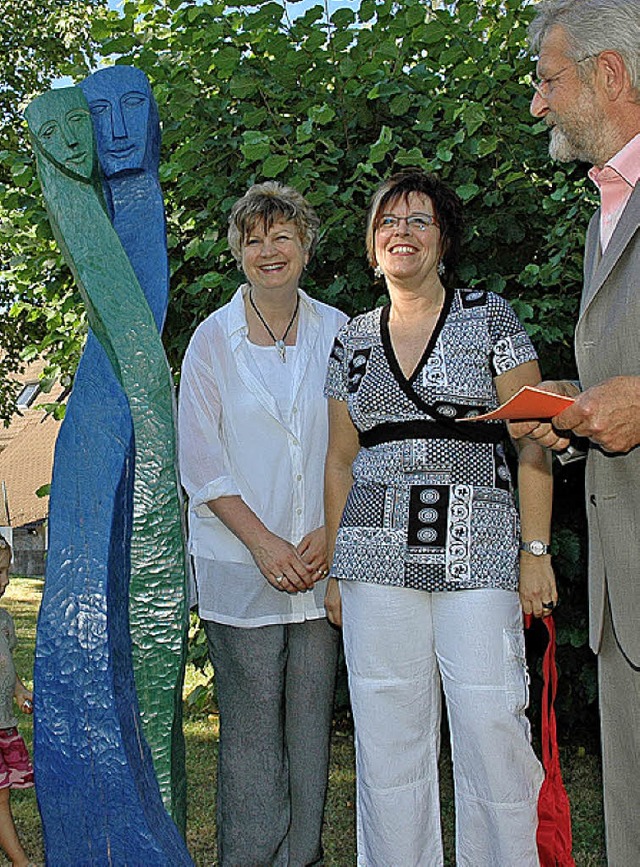 Rhein und Reben heit die Holzskulptur...Kornelia  freuen sich  ber das Werk.   | Foto: Heinz Vollmar