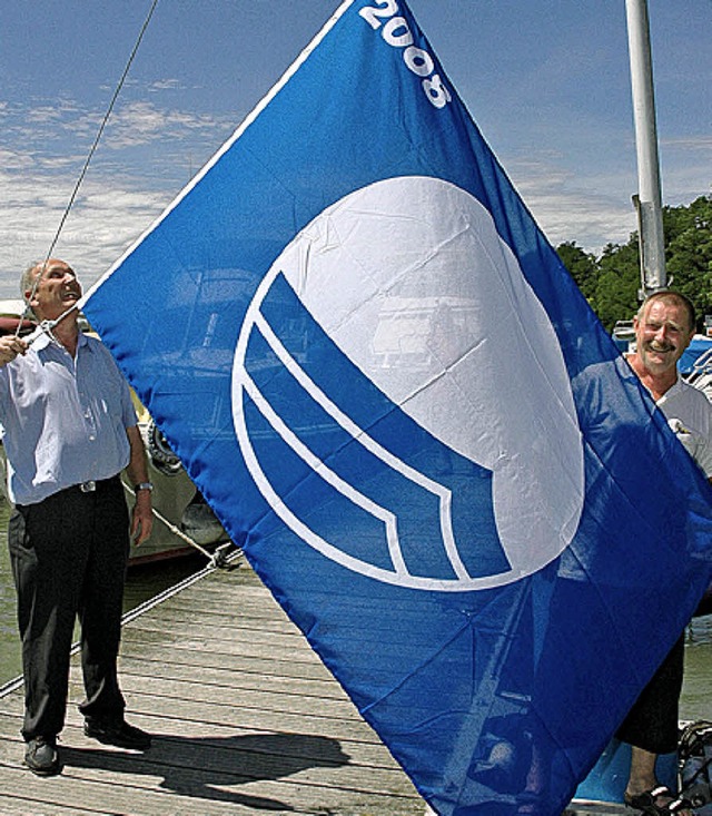 Yacht-Club-Vorsitzender Helmut Issler ...sen die &#8222;Blaue Flagge&#8220;.     | Foto: Heinz Vollmar