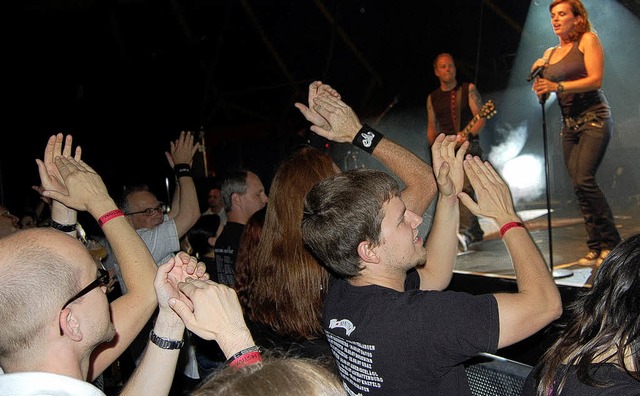 Die Happy und Jennifer Rostock  rockte...Freitagabend das Zelt in Rheinfelden.   | Foto: Pascal Waldszus