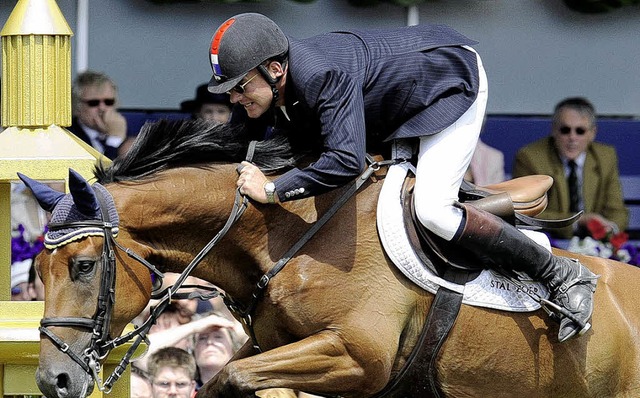 Albert Zoer gewinnt auf Sam den Groen...achen beim Weltfest des Pferdesports.   | Foto: ddp