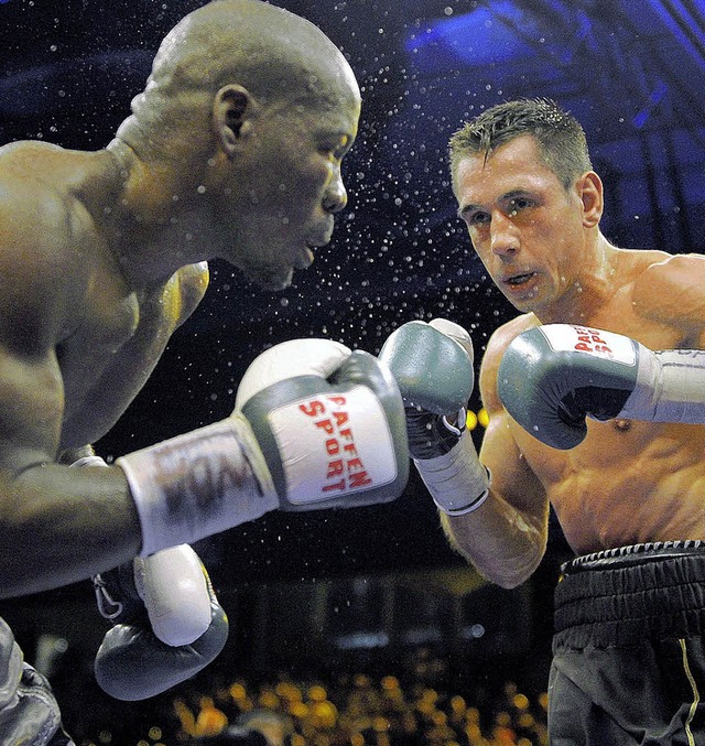 Felix Sturm (rechts) gewinnt nach zwl...mig nach Punkten gegen Randy Griffin.   | Foto: ddp