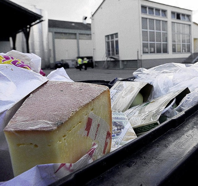 Blick in eine Mlltonne vor dem Woring...8222;International Cheese GmbH&#8220;   | Foto: ddp