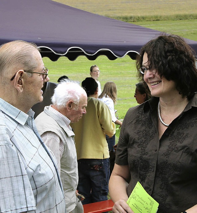 Pfarrerin Ruth Reinhard im  Gesprch mit Gottesdienstbesucher. 