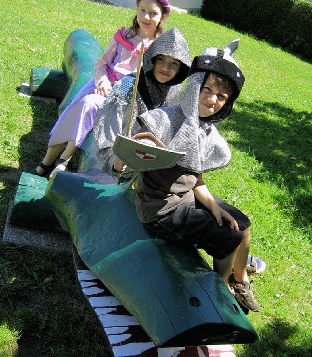 Den Drachen besiegten Ritter und Burgfrulein beim Schulfest in Slden.  | Foto: Anne Freyer