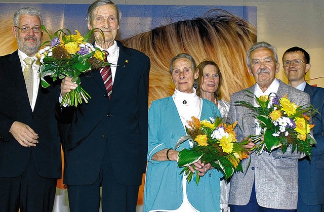 Ausgezeichnet mit der Ehrennadel des  ...z rechts der Vorsitzende  Klemens Wehr  | Foto: privat