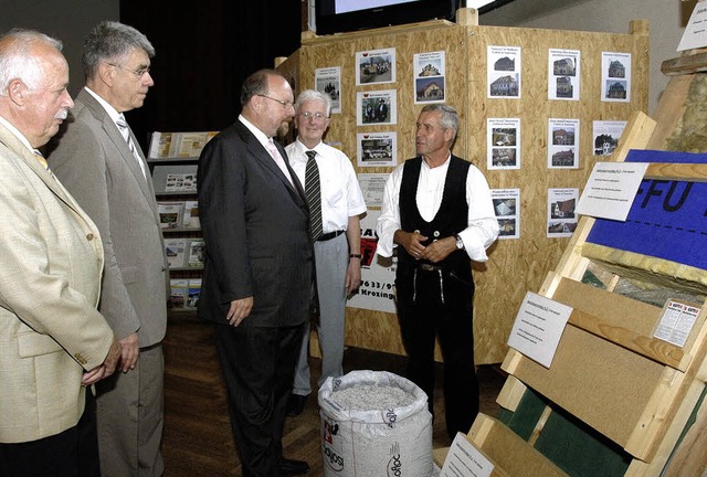 Beeindruckt von der Leistungsfhigkeit... Dachisolierungen informieren lieen.   | Foto: Volker Mnch