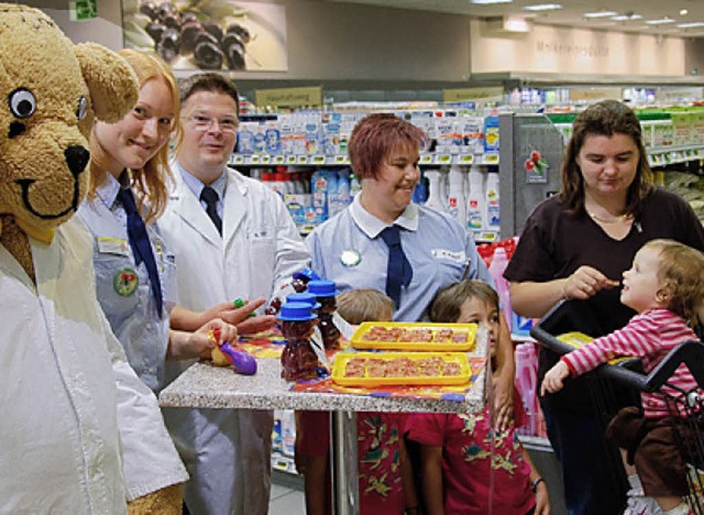 Wibke Tnjes, Karsten und Nadine Pabst offerieren neue Produkte (von links).   | Foto: Schlageter