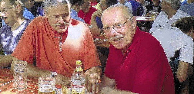 Rainer Gradinger (rechts), Rat der Fre...stenbergs Ortsvorsteher Bernd Uphus.    | Foto: BUrer