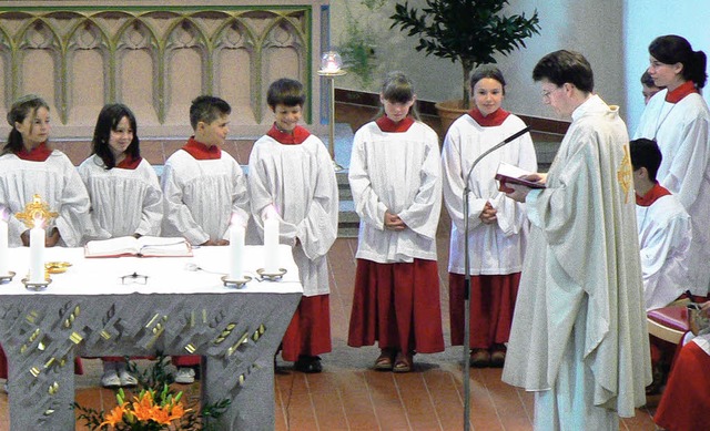 Die neuen Ministranten am Altar der Ha...Einfhrung fand bei Kirchweihe statt.   | Foto: Klaus Brust