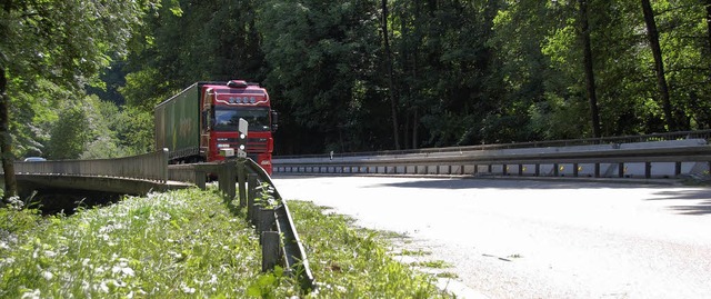 Noch haben Autos und Lastwagen freie F... Brcke nur noch einseitig befahrbar.   | Foto: Silke Kohlmann