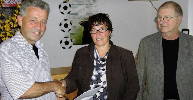 Der Vorsitzende Bernd Werneth (links) ...nderung beim Breisacher Fuballverein.  | Foto: privat