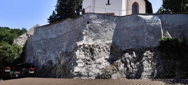 Bis vor kurzem  ein von Touristen gern...verputzte Kirchenmauer in Kleinkems.    | Foto: BZ