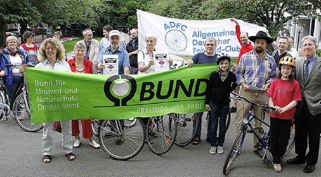 Die Petition berreichte Ulrich Sand v...rmeister Wolfgang G. Mller (rechts).   | Foto: Heidi Fssel