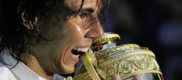 Kann sein Glck kaum fassen: Rafael Na...egerpokal im Tennis-Mekka  Wimbledon    | Foto: afp