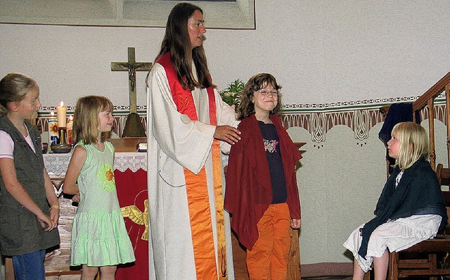 <Bildtext>Mit einem Tauferinnerungsgot...nkelmann den Gottesdienst. </Bildtext>  | Foto: Helmut Hassler