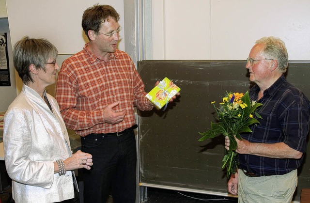 Filmemacher Bodo Kaiser (rechts) stell...edo Komann berreichten ein Prsent.   | Foto: Marion Pfordt